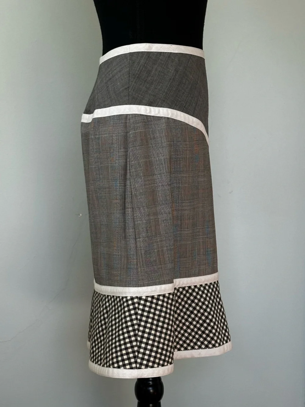 Chic Vintage Moschino Gray Plaid Skirt with White Trim and Gingham Accents - Picture 2 of 6